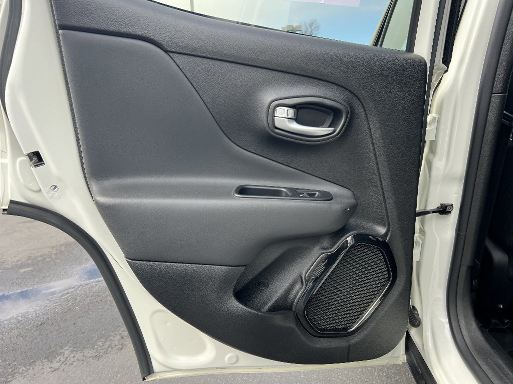 Used 2018 Jeep Renegade Altitude AWD/4WD image 32