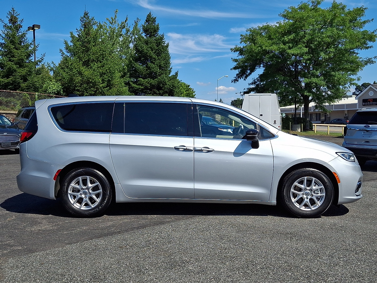 Used 2024 Chrysler Pacifica Touring-L FWD image 7