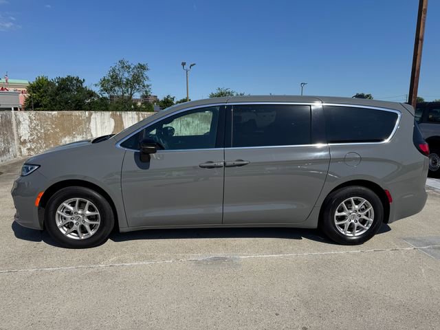 Used 2025 Chrysler Pacifica Select FWD image 11