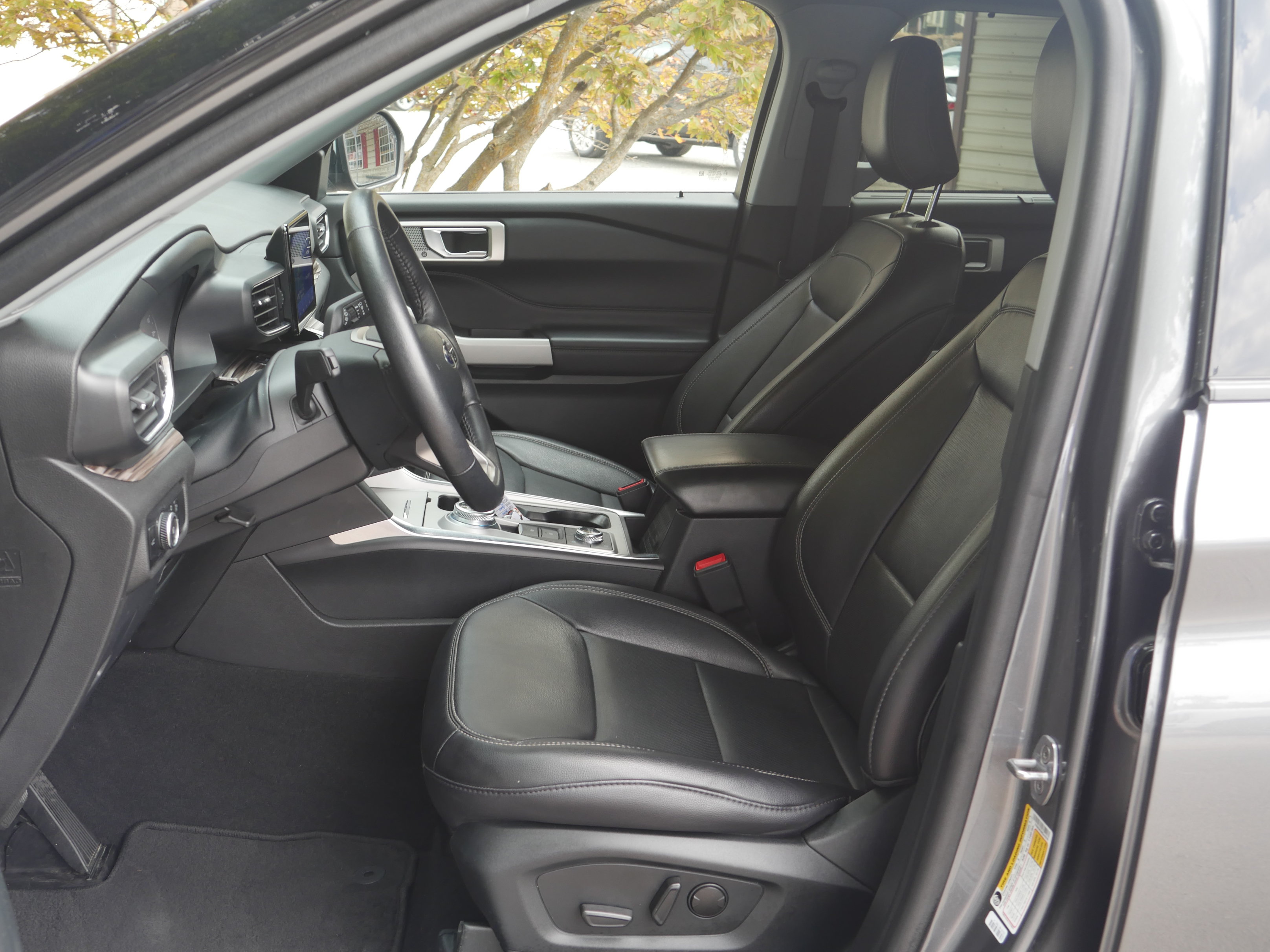 Certified 2024 Ford Explorer Limited AWD/4WD image 3
