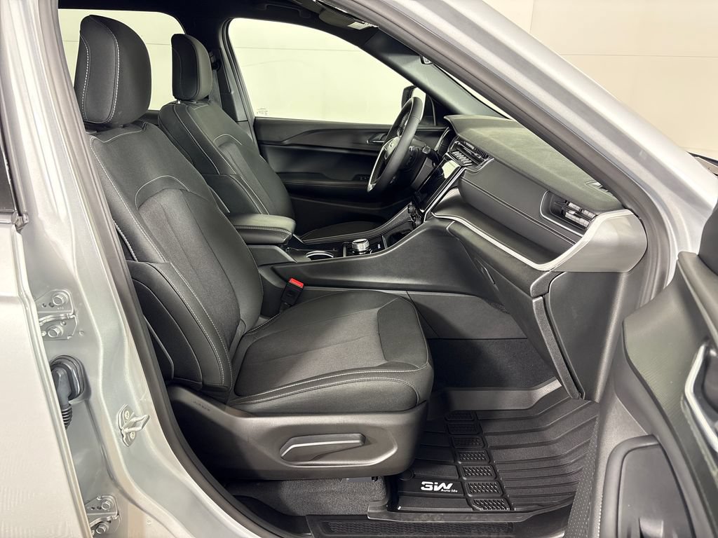Used 2025 Jeep Grand Cherokee L Laredo RWD image 6