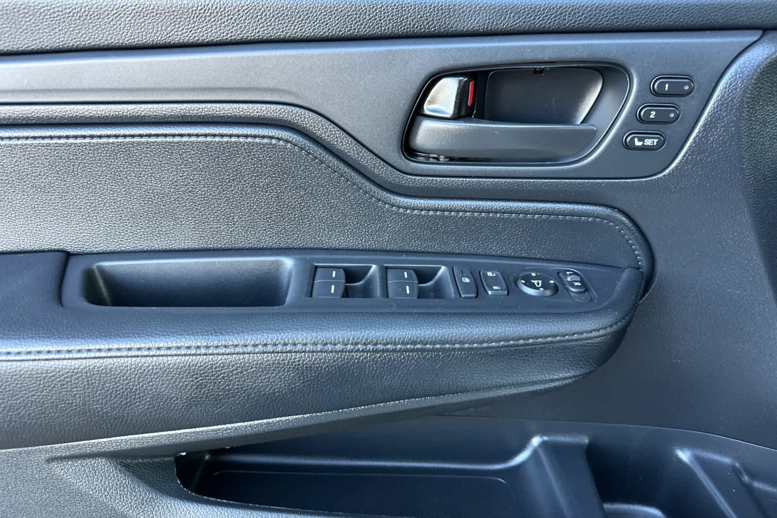 Used 2025 Honda Odyssey Sport-L image 12