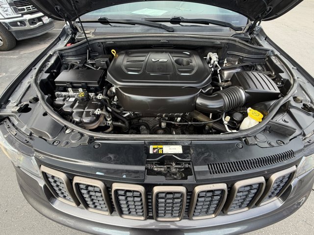 Used 2017 Jeep Grand Cherokee Laredo AWD/4WD image 21