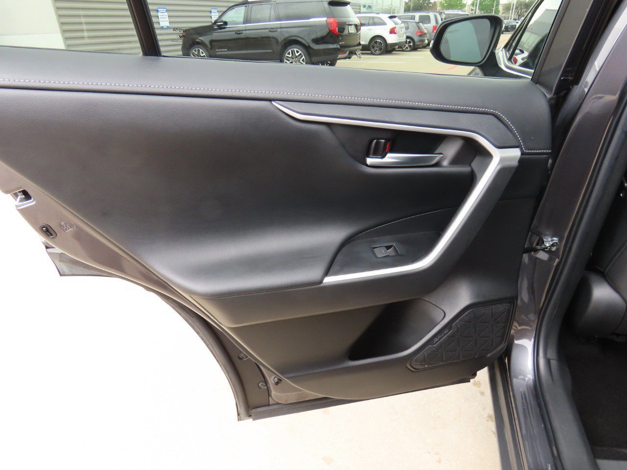 Used 2023 Toyota RAV4 Limited image 20