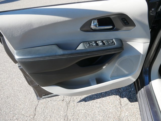 Used 2023 Chrysler Pacifica Touring-L FWD image 13
