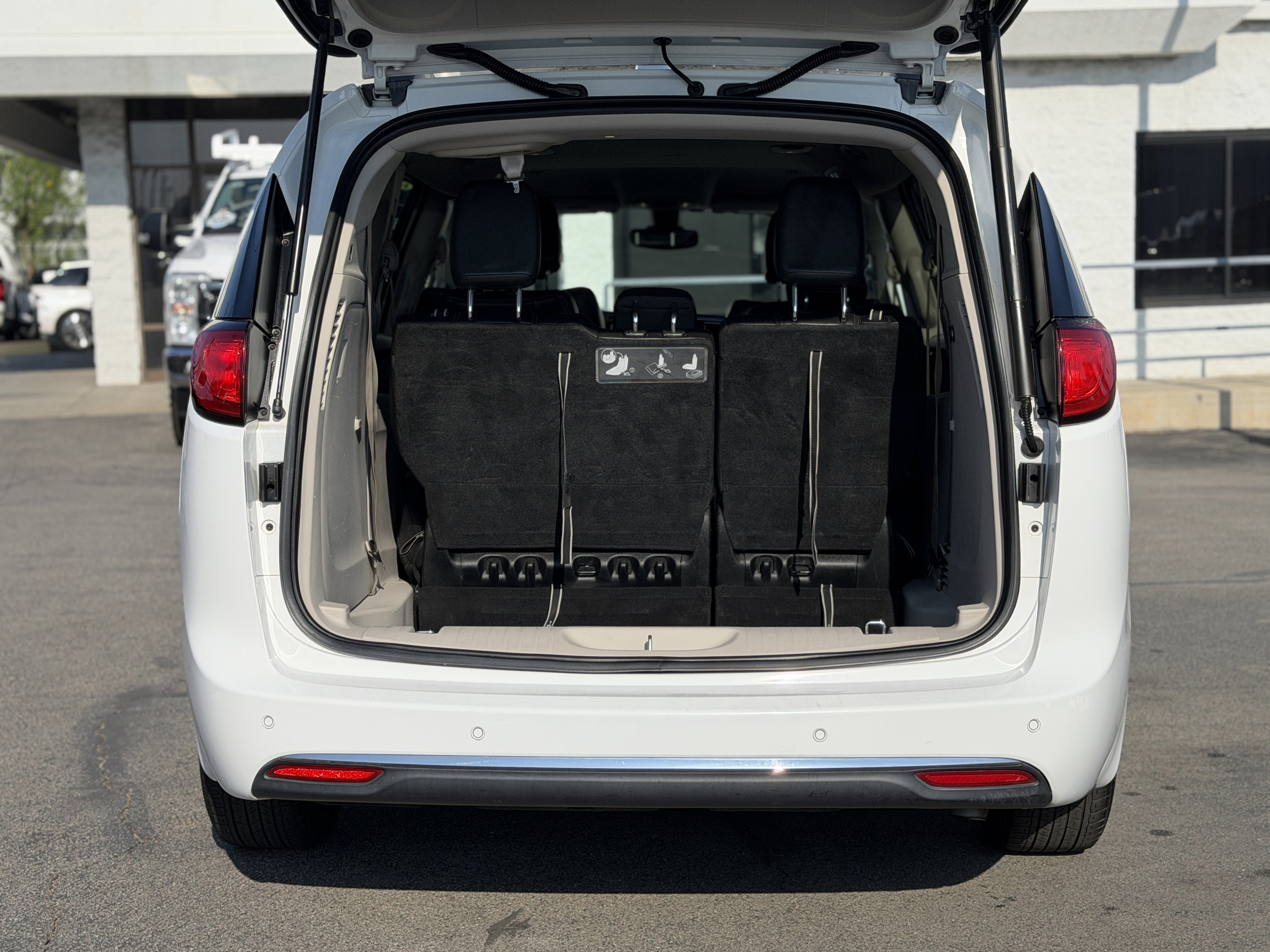 Used 2017 Chrysler Pacifica Touring-L image 9