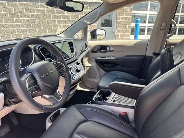 Used 2024 Chrysler Pacifica Limited FWD image 15