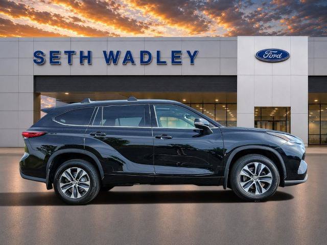 Used 2021 Toyota Highlander XLE AWD/4WD image 8