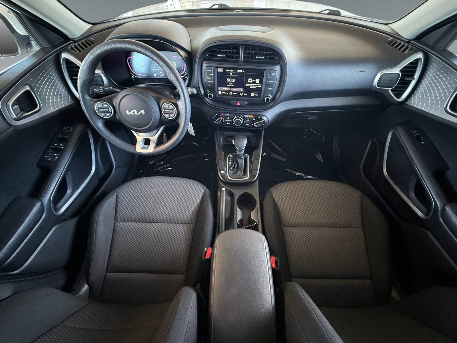 Used 2025 Kia Soul LX w/ LX Technology Package FWD image 14