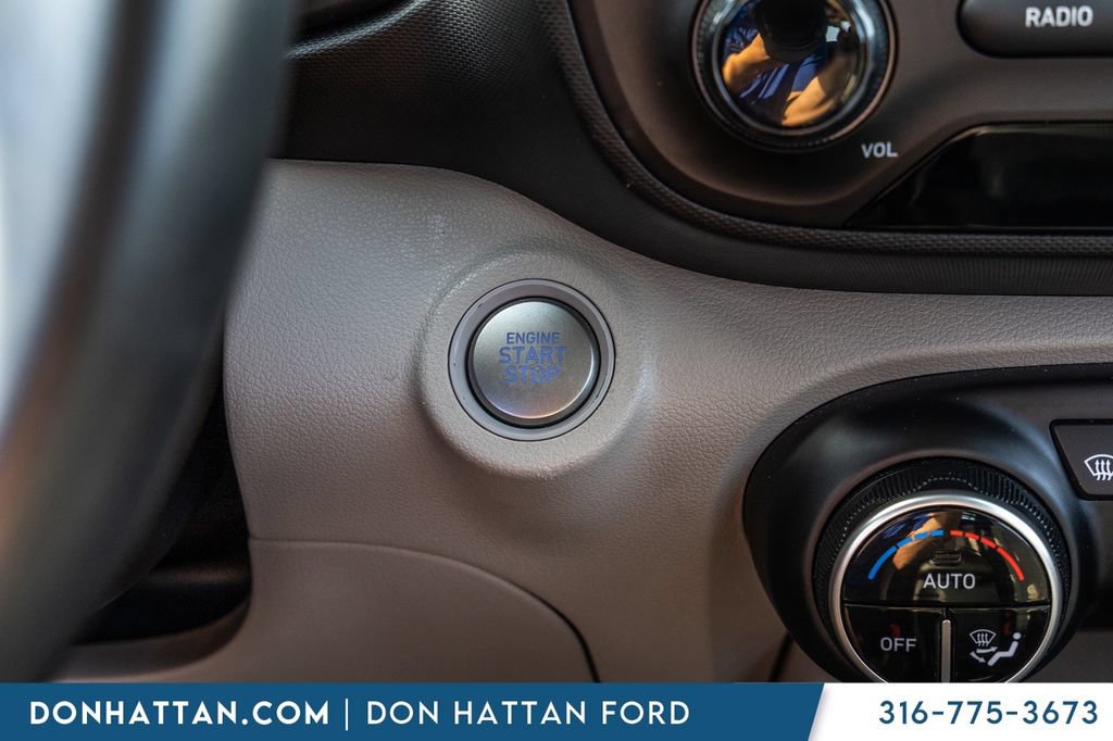 Used 2025 Hyundai Venue SEL FWD image 15