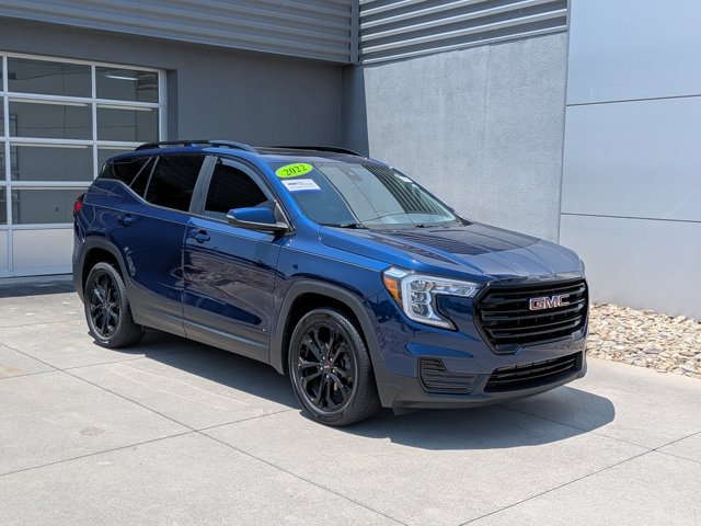 Used 2022 GMC Terrain SLE w/ Driver Convenience Package FWD image 2