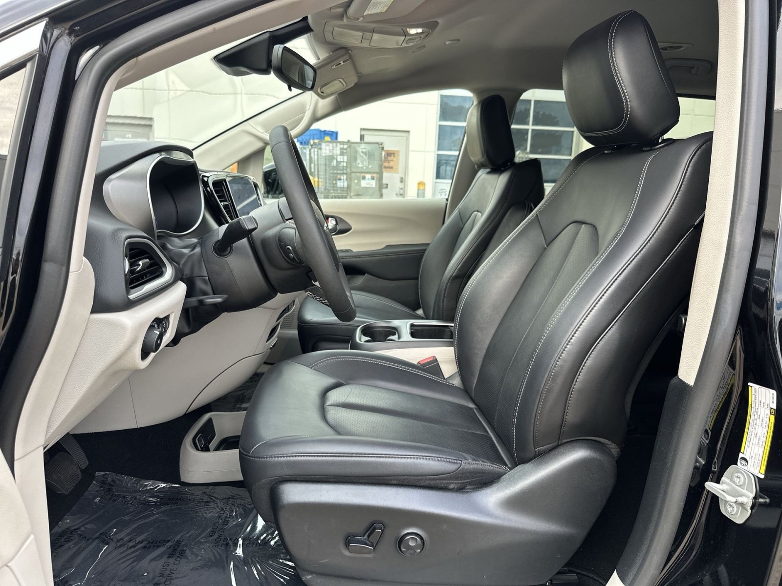 Used 2024 Chrysler Pacifica Touring-L FWD image 14