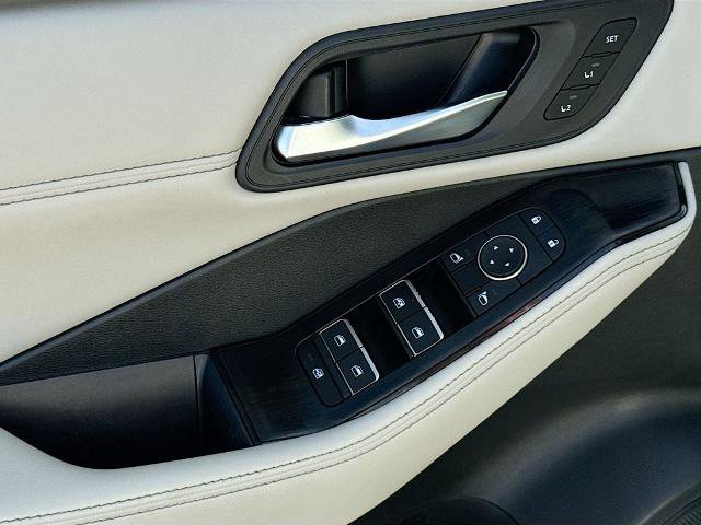 Used 2023 Nissan Rogue SL w/ SL Premium Package image 16