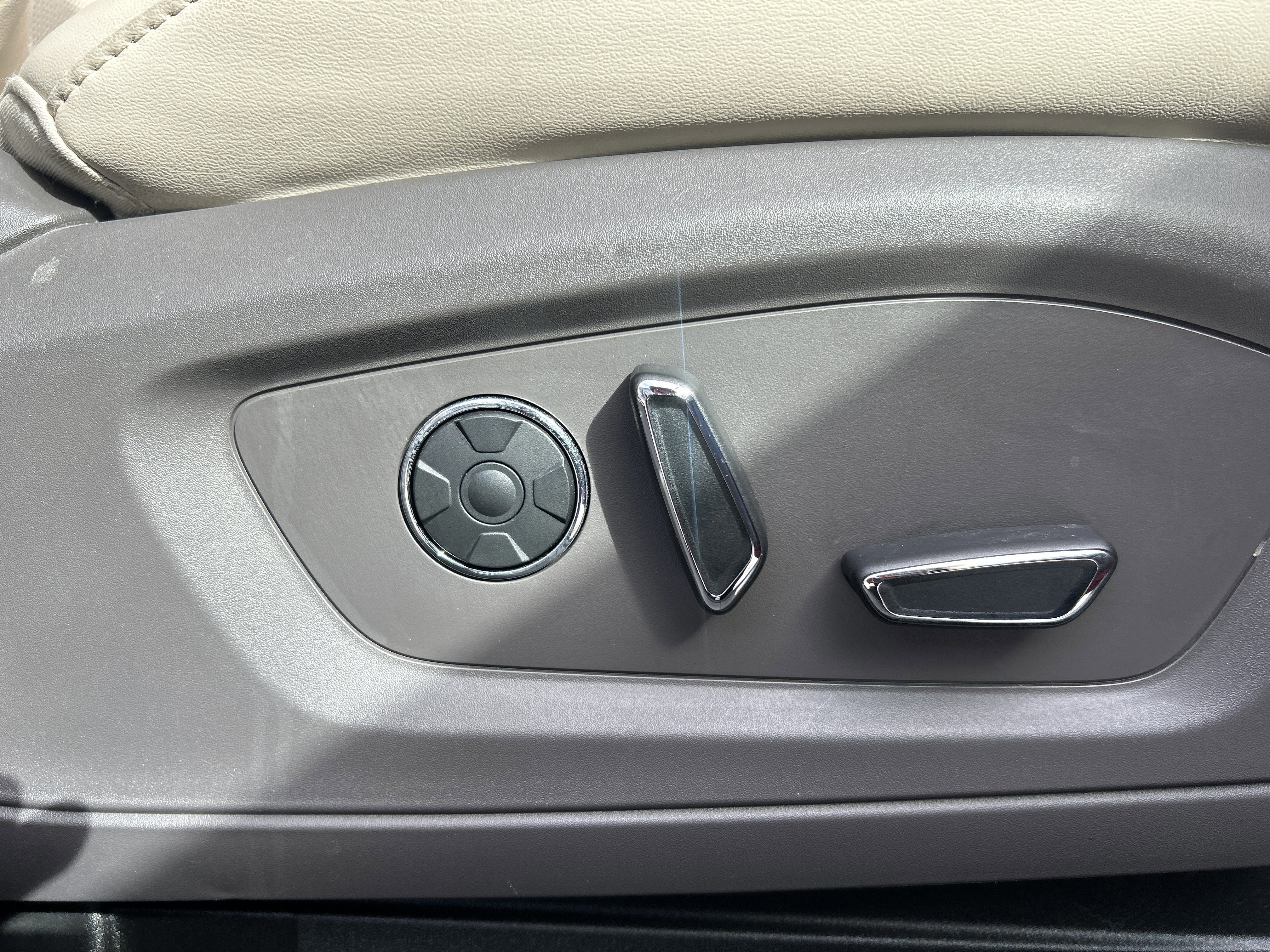 Certified 2020 Ford Explorer Platinum w/ Premium Technology Package image 29