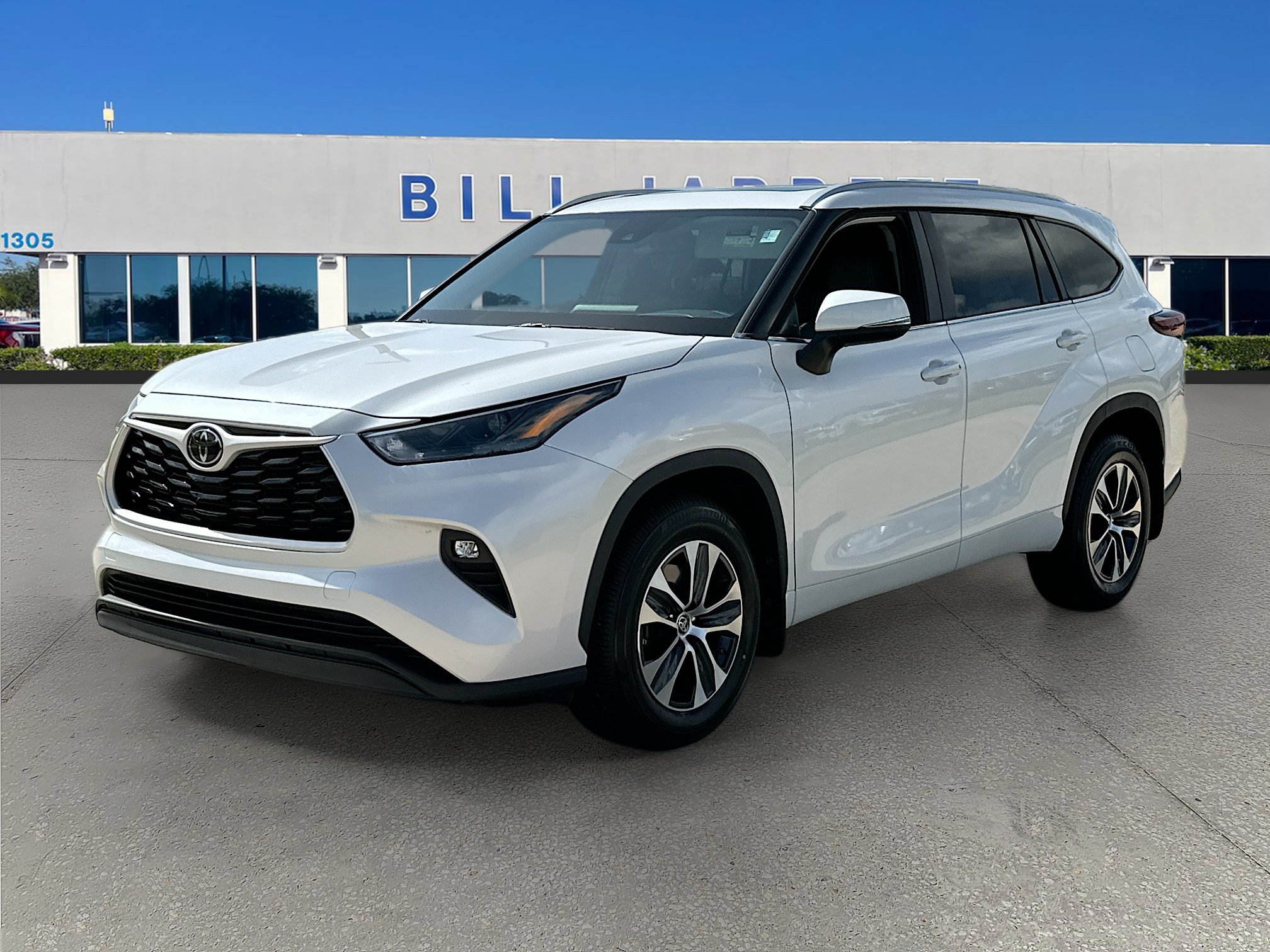 Used 2024 Toyota Highlander XLE FWD image 3