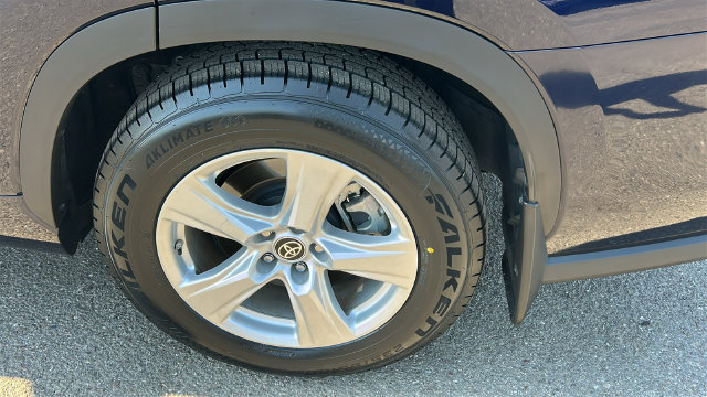 Used 2024 Toyota Highlander LE AWD/4WD image 6