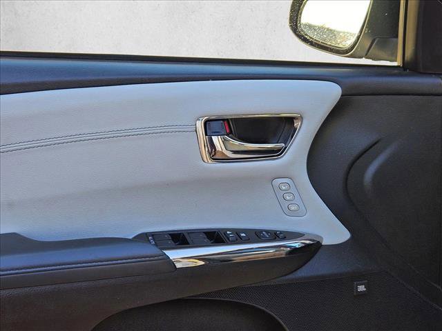 Used 2018 Toyota Avalon Limited image 25