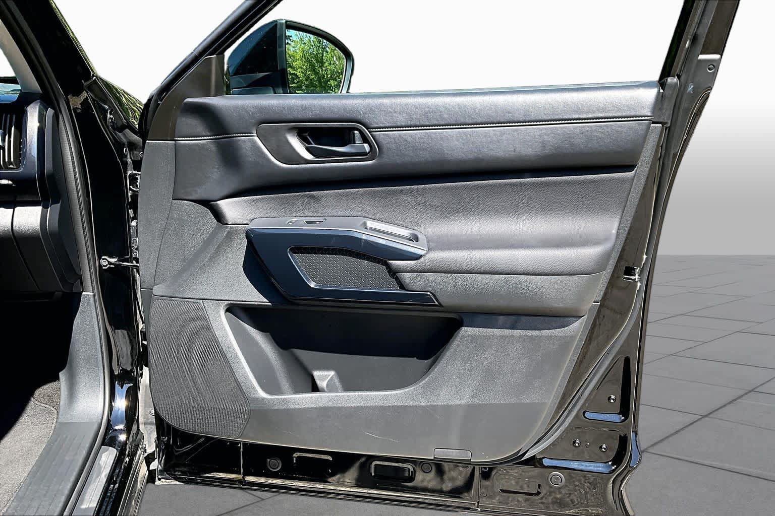 Used 2025 Nissan Pathfinder SV AWD/4WD image 23