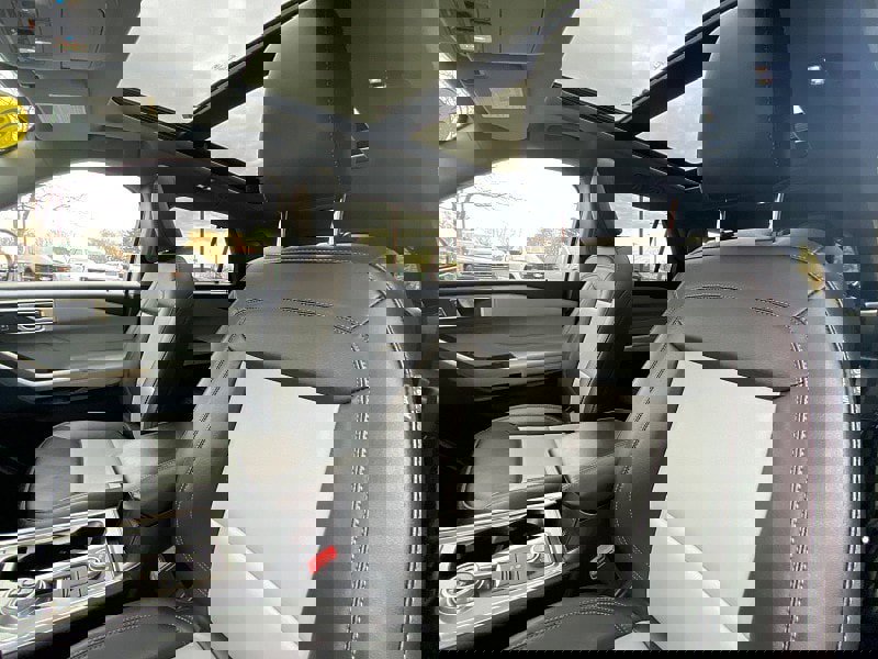 Certified 2022 Ford Explorer XLT w/ Equipment Group 202A image 27