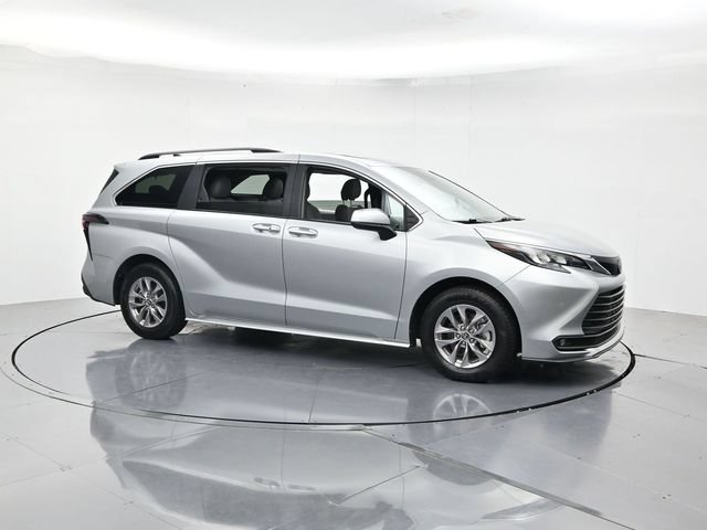 Used 2025 Toyota Sienna XLE FWD image 3