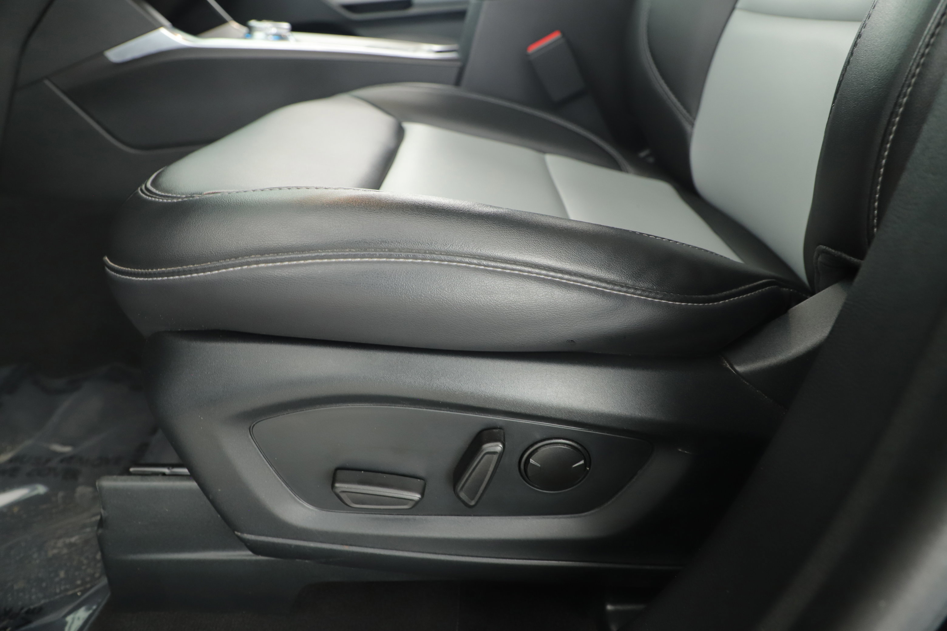 Certified 2024 Ford Explorer XLT w/ Equipment Group 202A image 10