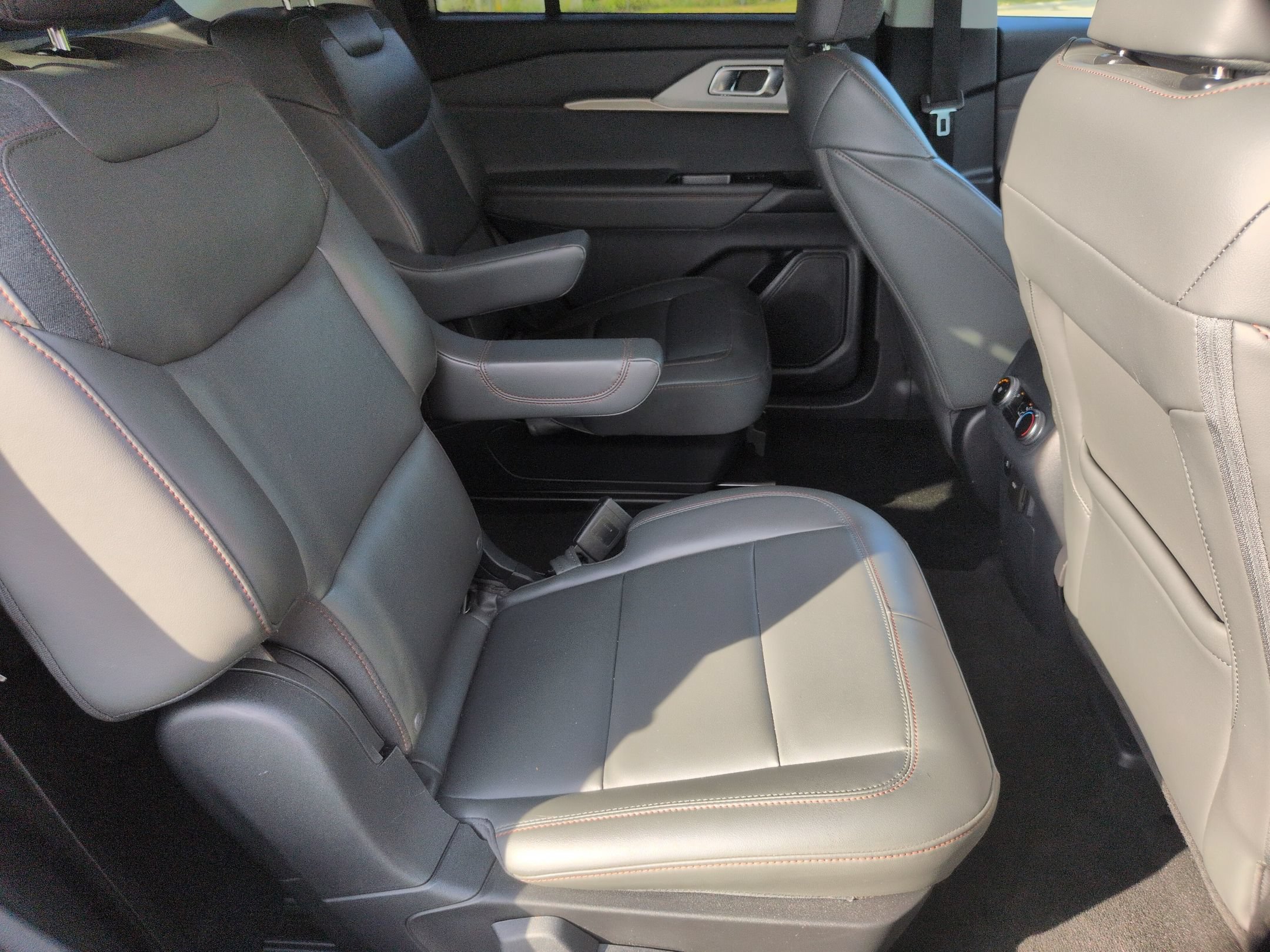 Certified 2025 Ford Explorer Active w/ Active Comfort Package RWD image 34
