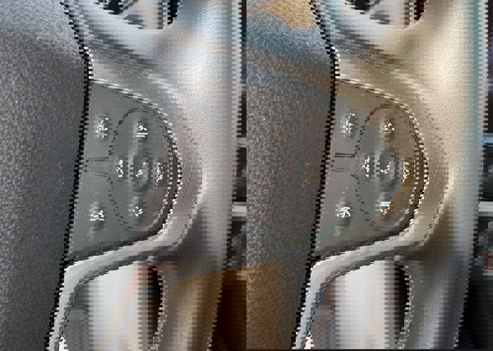 Used 2023 Chevrolet Traverse LT image 32