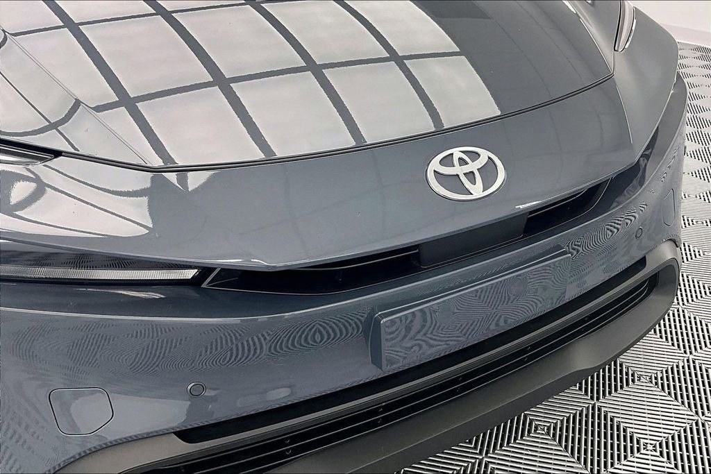 Used 2025 Toyota Prius LE FWD image 28