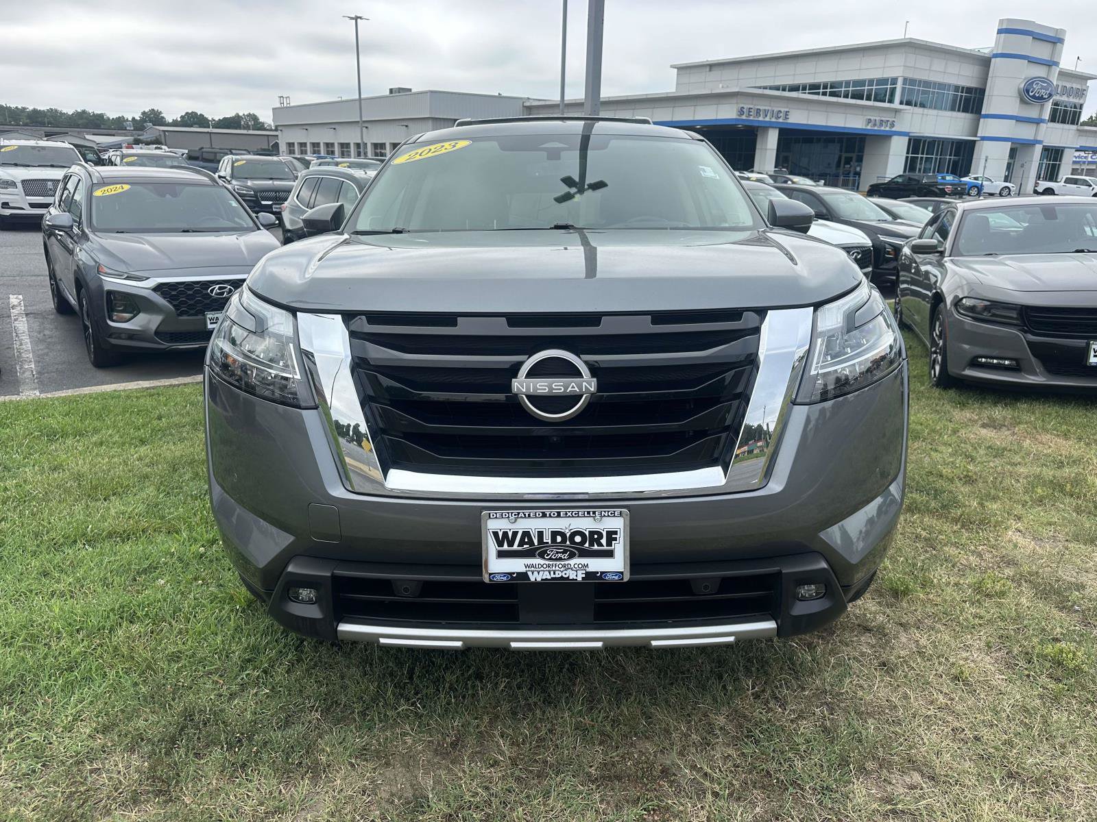 Used 2023 Nissan Pathfinder Platinum AWD/4WD image 2