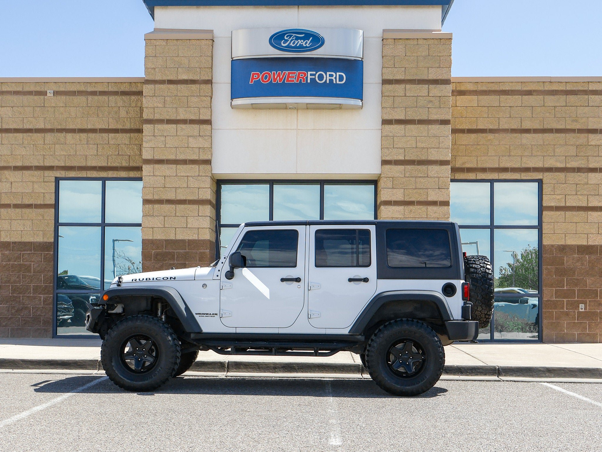 Used 2017 Jeep Wrangler Unlimited Rubicon w/ Connectivity Group AWD/4WD image 9