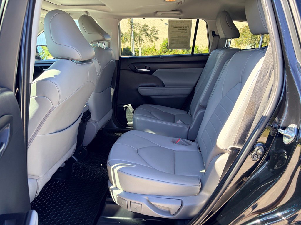 Used 2020 Toyota Highlander XLE AWD/4WD image 27