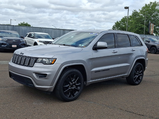 Used 2020 Jeep Grand Cherokee Altitude AWD/4WD image 3