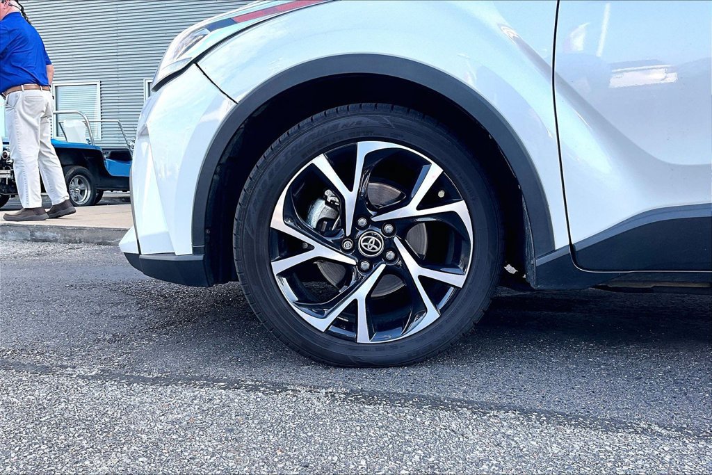 Used 2022 Toyota C-HR XLE FWD image 4