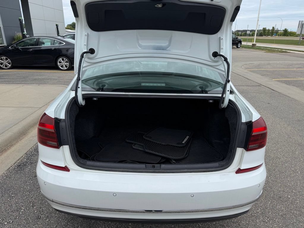 Used 2018 Volkswagen Passat 2.0T SE FWD image 48