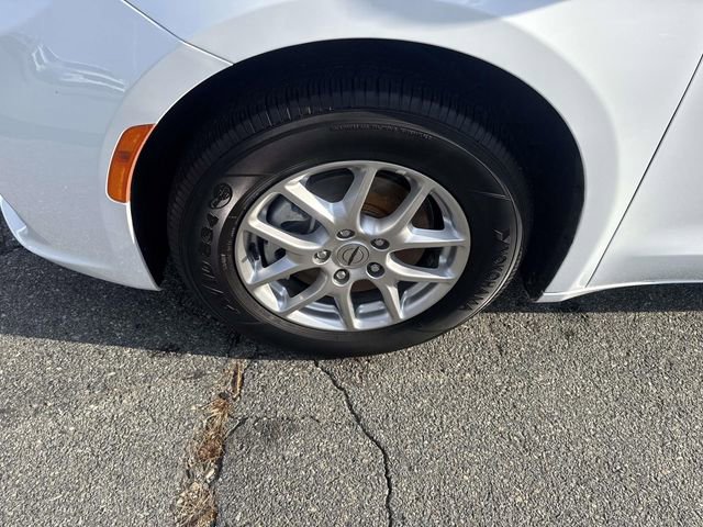 Used 2024 Chrysler Pacifica Touring-L image 13