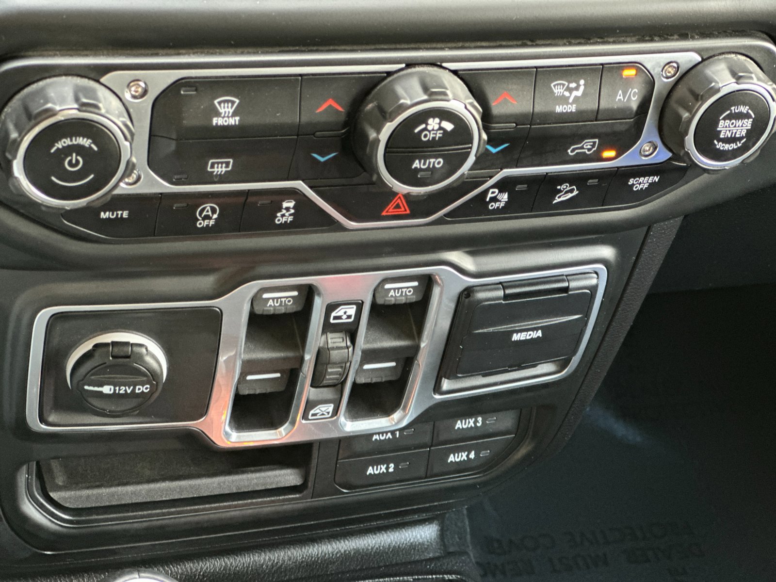 Used 2018 Jeep Wrangler Unlimited Sahara w/ Safety Group image 20