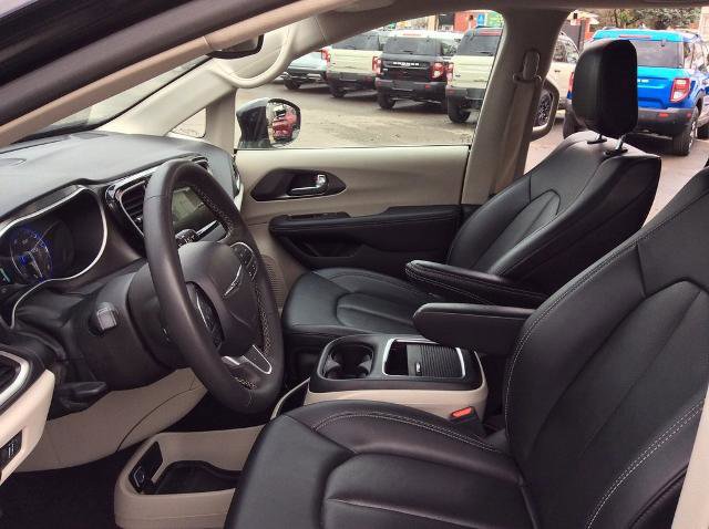 Used 2024 Chrysler Pacifica Touring-L image 19