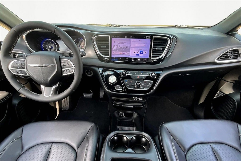 Used 2025 Chrysler Pacifica Select image 16