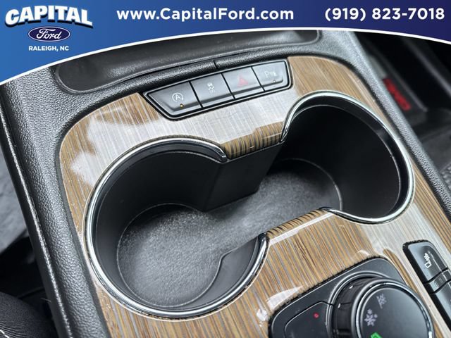 Used 2022 GMC Acadia SLE w/ Driver Convenience Package FWD image 32
