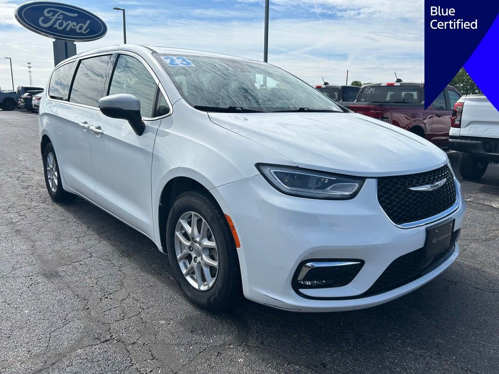 Used 2023 Chrysler Pacifica Touring-L FWD image 2