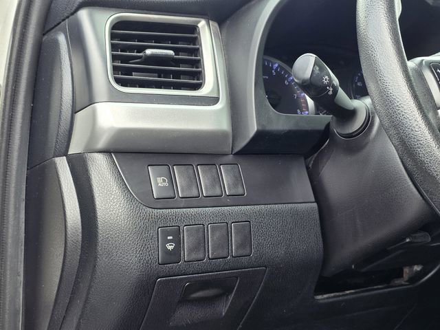 Used 2019 Toyota Highlander LE FWD image 19