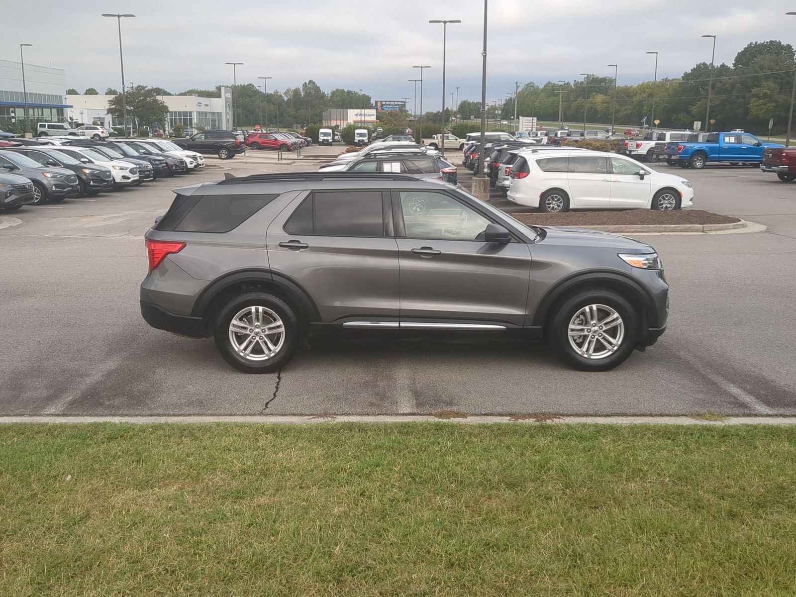 Certified 2022 Ford Explorer XLT w/ Equipment Group 202A RWD image 2