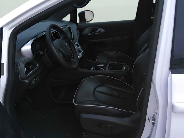 Used 2025 Chrysler Pacifica Limited FWD image 2
