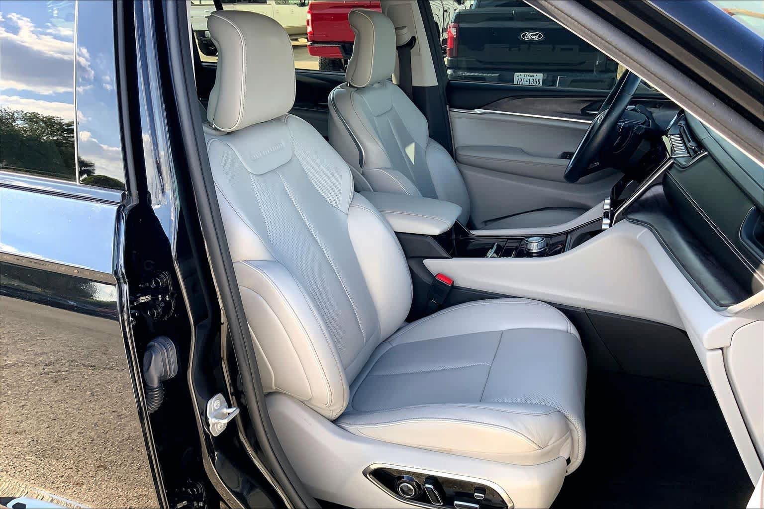 Used 2021 Jeep Grand Cherokee L Overland w/ Luxury Tech Group IV RWD image 17