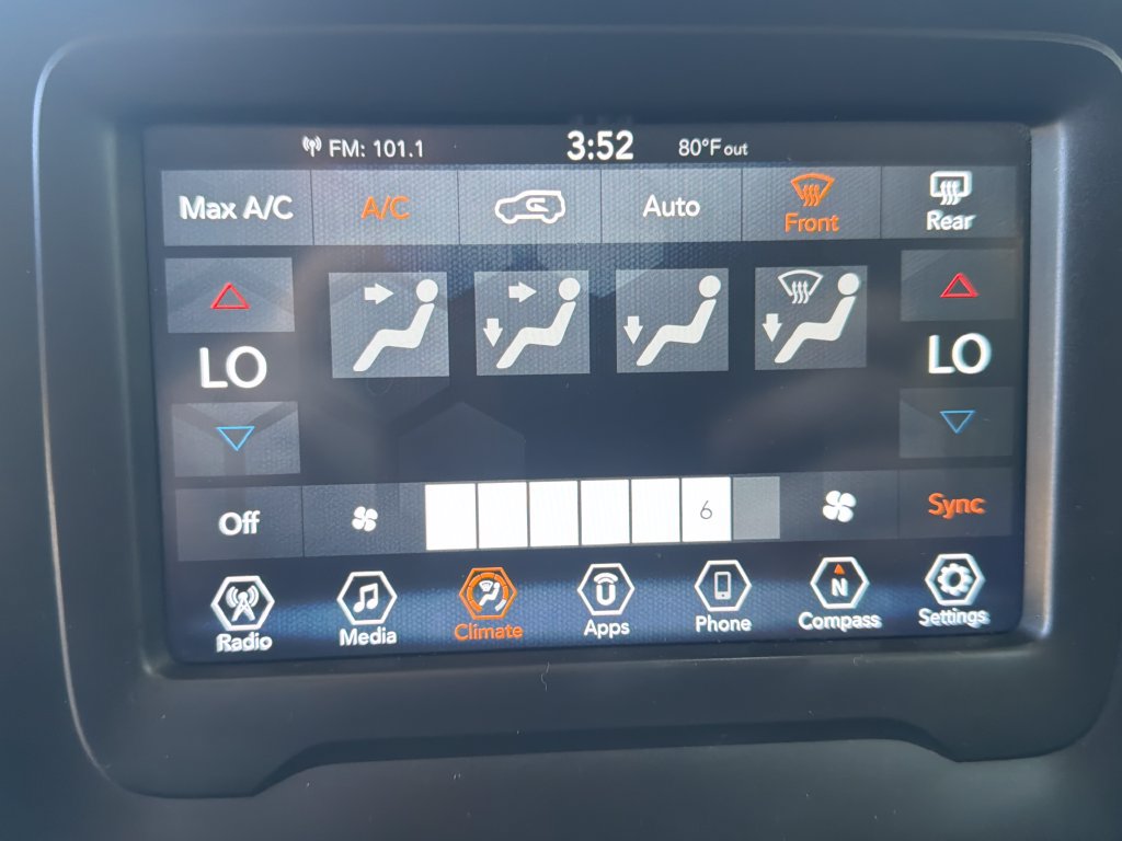 Used 2018 Jeep Renegade Latitude FWD image 24
