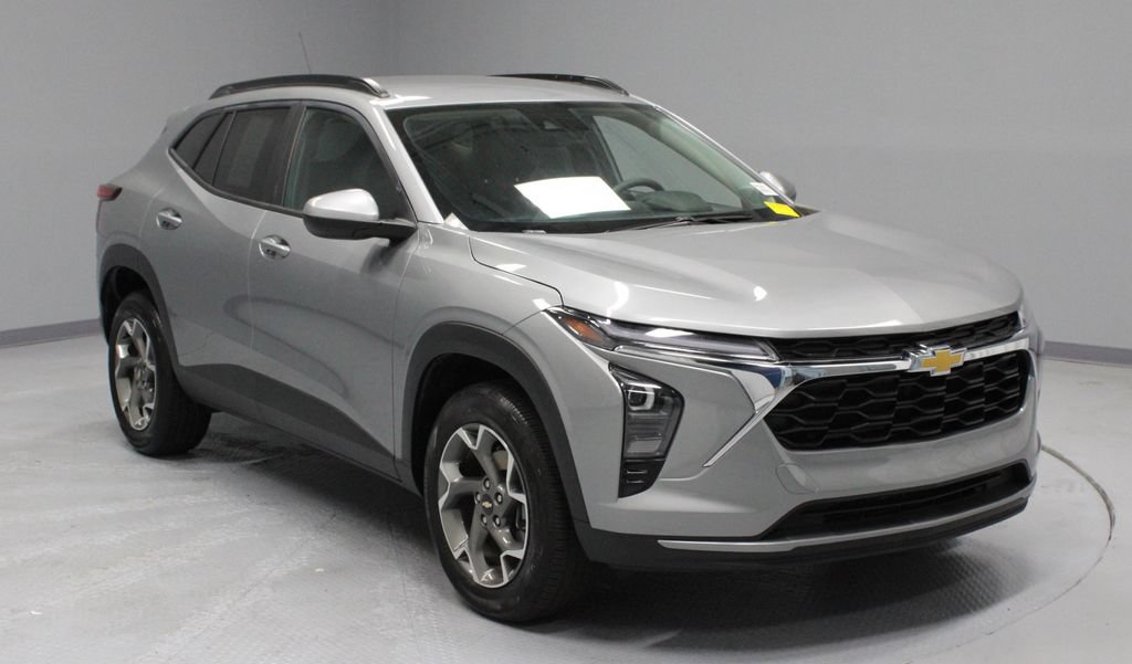 Used 2025 Chevrolet Trax LT FWD image 1