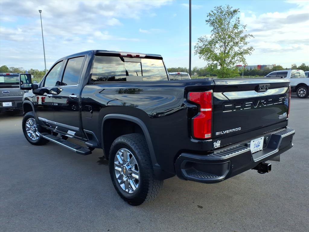 Used 2024 Chevrolet Silverado 2500 High Country w/ High Country Premium Package image 3