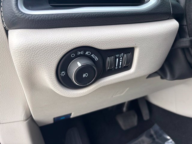 Used 2024 Chrysler Pacifica Limited FWD image 15