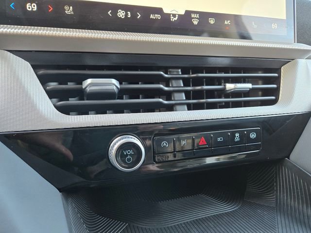 Certified 2025 Ford Explorer Active w/ Active Comfort Package AWD/4WD image 18