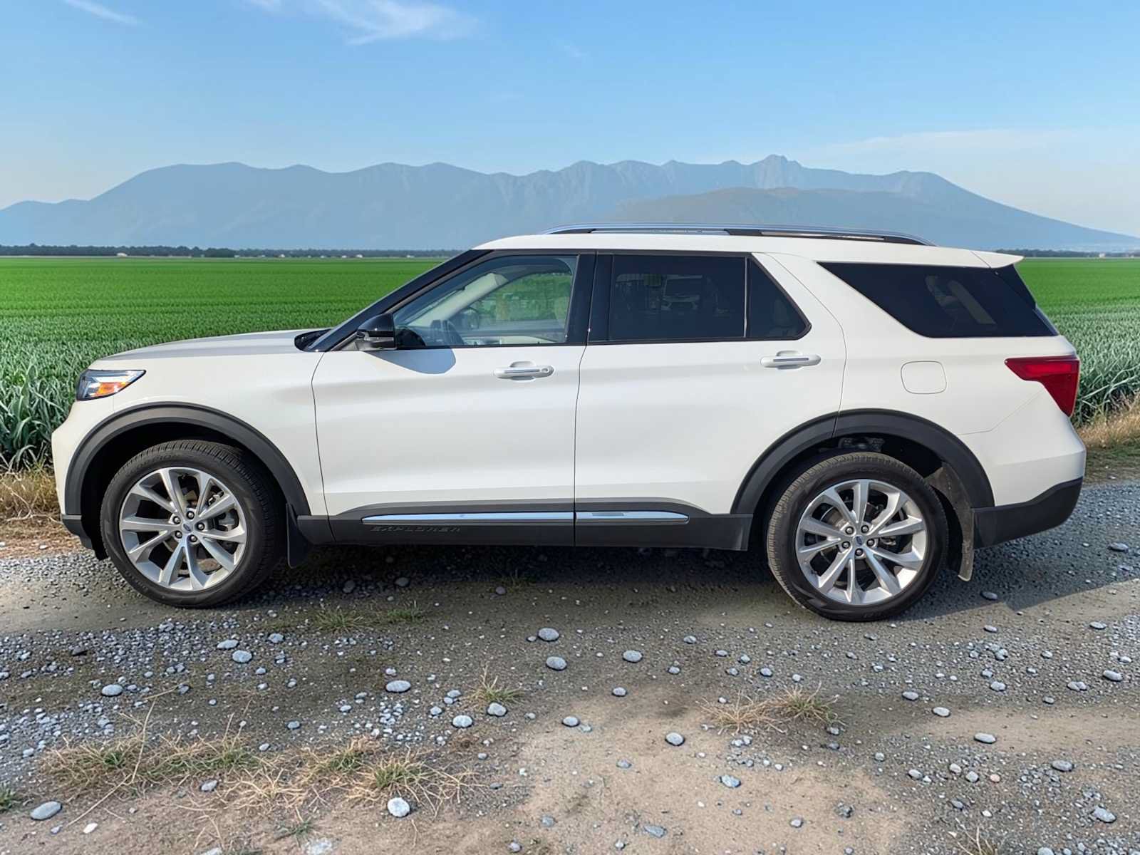 Certified 2023 Ford Explorer Platinum w/ Technology Package AWD/4WD image 3